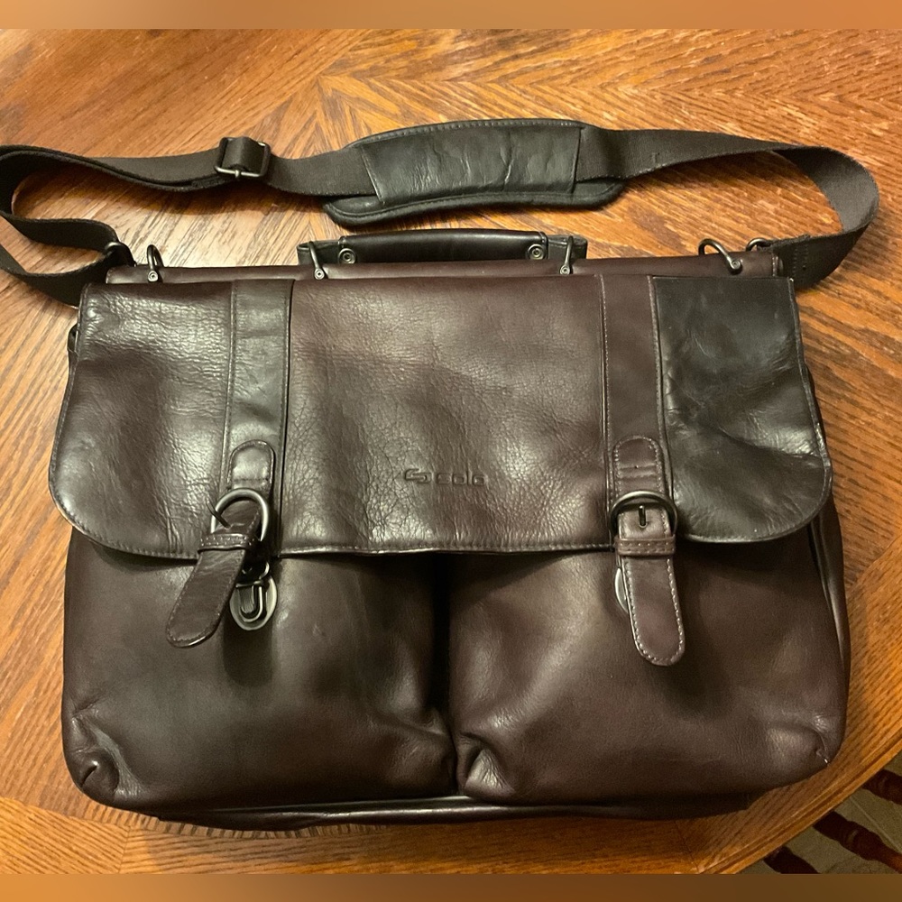 Solo Genuine Leather Multi Pocket Padded Computer Pocket Shoulder Crossbody Bag!